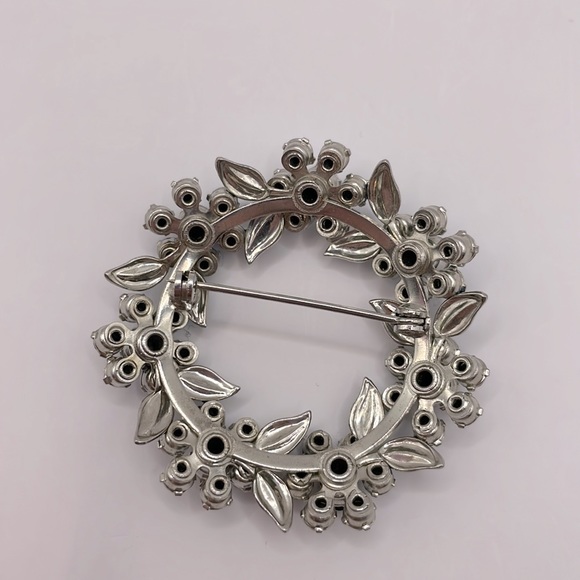 VINTAGE Crystal Floral Wreath Brooch - Picture 5 of 5